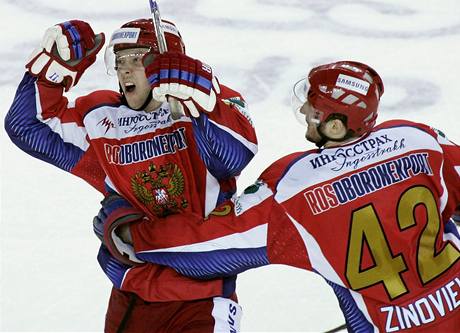 Rutí hokejisté Mozjakin (vlevo) a Zinovjev se radují z gólu