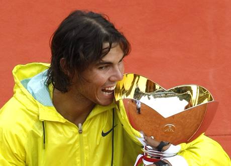 Turnaj v Monaku: Rafael Nadal s trofejí pro vítze