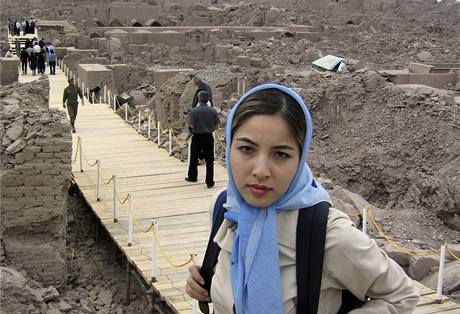 Americká novináka Roxana Saberiová v íránském Bámu v roce 2004