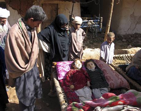 Afghnci ve vesnici erzd oplakvaj dv dti, kter zemely pi zemtesen ve vchodnm Afghnistnu. (17. dubna 2009)