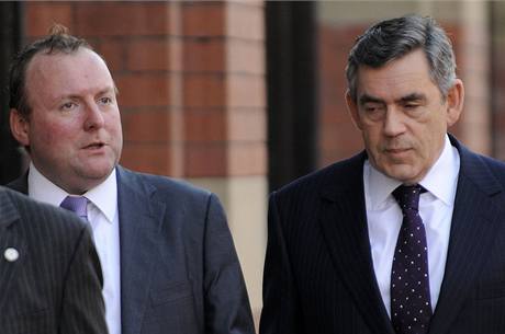 Damian McBride (vlevo) a premiér Gordon Brown