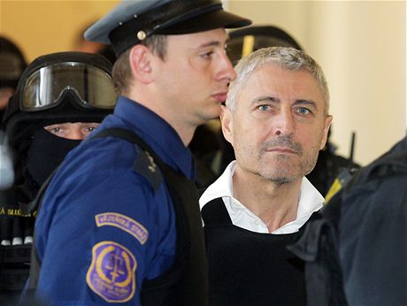 Bohumr uriko pichz za doprovodu policist k Mstskmu soudu v Praze, aby si vyslechl rozsudek (10. dubna 2009)