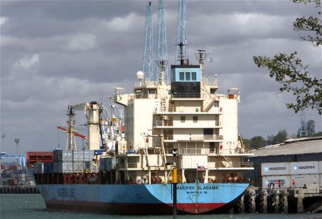 Dnsk obchodn lo Maersk Alabama s humanitrn pomoc pro Somlsko po pjezd do keskho pstavu Mombasa (12. dubna 2009)