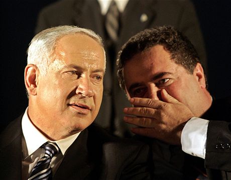 Jisrael Katz (vpravo) a Benjamin Netanjahu