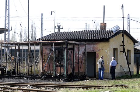 Sstavební buka u dráního domku v Plzni, kde hasii po poáru nali dv mrtvá tla (12. dubna 2009)