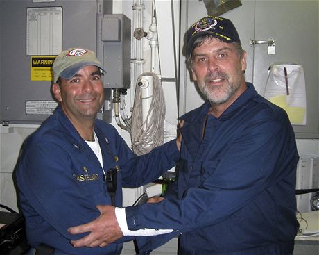 Zachrnn kapitn Richard Phillips (vpravo) se zdrav s Frankem Castellanem, velcm dstojnkem torbdoborce USS Bainbridge (12. dubna 2009)