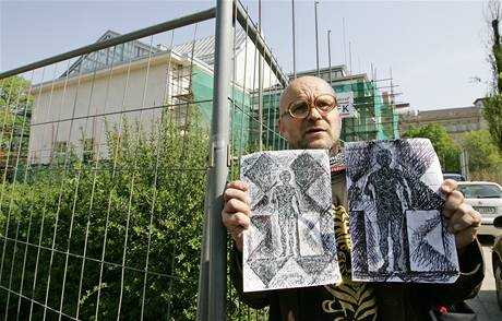 Michal Blaek demonstroval na leení Domu umní.  Na snímku ukazuje skutené návrhy, ty publikované podle nho byly podvrh 