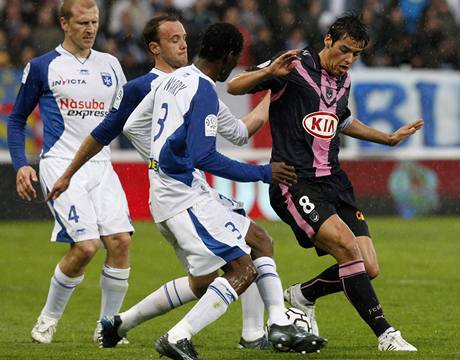 Auxerre - Bordeuax: Gourcuff (vpravo) bojuje s pesilou