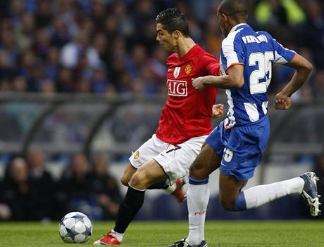 Cristiano Ronaldo z Manchesteru napahuje ke gólové stele v odvet tvrtfinále Ligy mistr v Portu