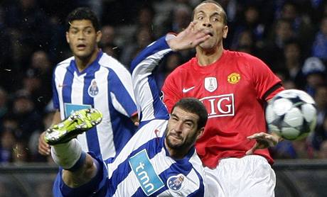 FC Porto - Manchester United: Lisandro Lopez (vlevo) a Rio Ferdinand