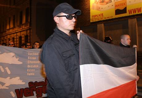 stm nad Labem li neonacist. V rukou nesli napklad i vlajku nacistick Tet e.