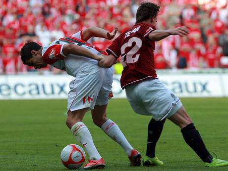 Momentka z jarního derby. Slávista Suchý (vlevo) bojuje se sparanem Zemanem.