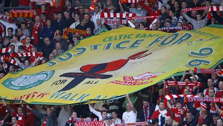 Fanouci Liverpoolu si pipomínají dvacet let starou tragédii. 