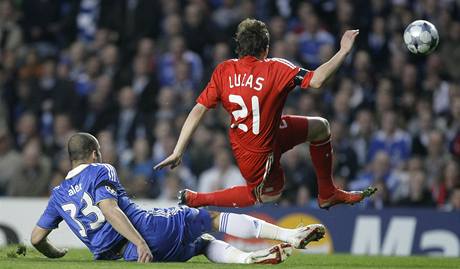 Chelsea - Liverpool: Alex z Chelsea (vlevo) fauluje pronikajcho liverpoolskho Lucase.