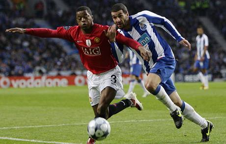 Porto - Manchester United: Patrice Evra (vlevo) z Manchesteru v souboji s Lisandrem Lopezem.