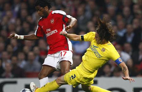 Arsenal - Villarreal: hostujc  Gonzalo Rodriguez (vpravo) se sna zastavit prnik Alexandra Songa z Arsenalu.