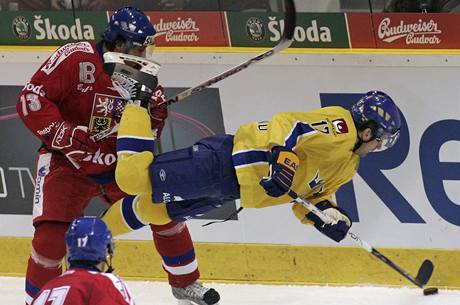 esko - védsko:  Angel Krstev (vlevo) atakuje Christiana Berglunda.