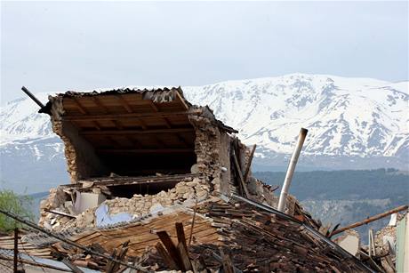 Ulice mst v italskm kraji Abruzzo po zemtesen