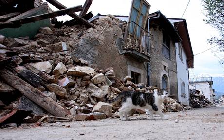 Ulice mst v italskm kraji Abruzzo po zemtesen