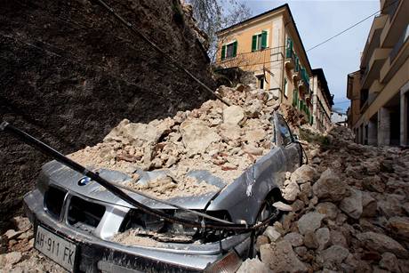 Ulice mst v italskm kraji Abruzzo po zemtesen