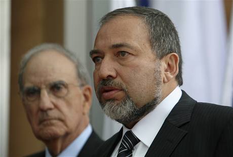 Americk zmocnnec pro Blzk vchod George Mitchell (vlevo) s fem izraelsk diplomacie Avigdorem Liebermanem