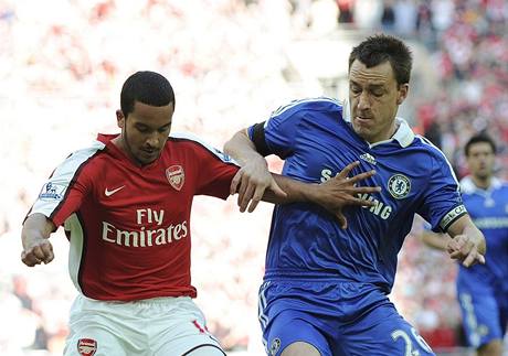 John Terry, kapitán Chelsea (vpravo), bojuje s Theo Walcottem z Arsenalu. Zstane v Chelsea i pro dalí sezonu?