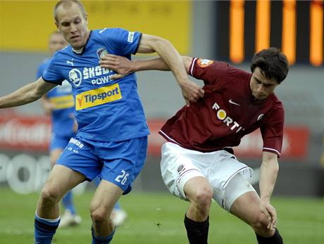 Sparta - Plze: (vlevo) Daniel Kolá z Plzn vs. Kamil Vacek ze Sparty