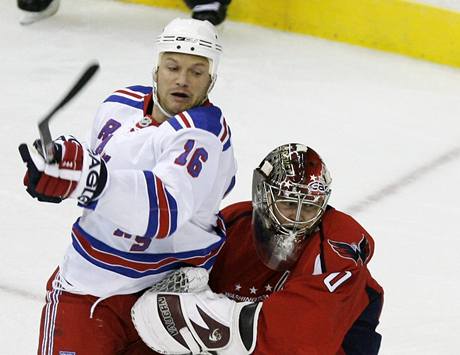 Washington - NY Rangers: hostujc Sean Avery atakuje branke Semjona Varlamova