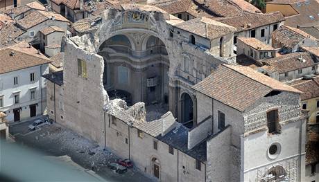 Jeden ze zniených kostel v italské LAquile