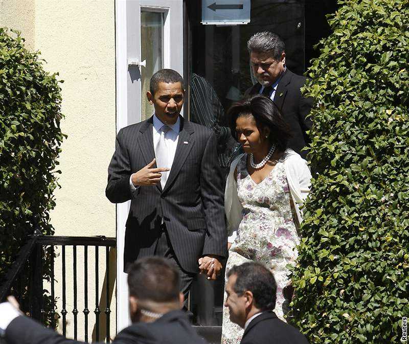 Americký prezident Barack Obama opoutí spolen se svou manelkou Michelle kostel sv. Jana ve Washingtonu.
