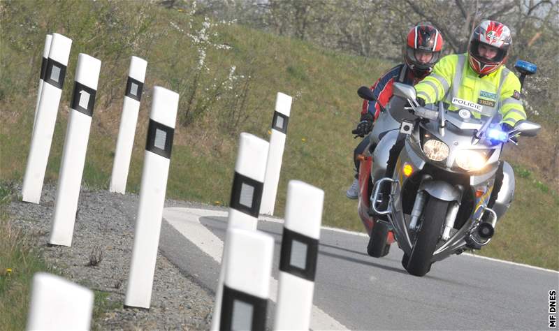 O velikononích svátcích policisté hlídkovali na dálnici na nových motocyklech.