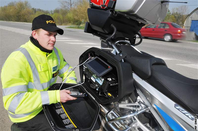 O velikononích svátcích policisté hlídkovali na dálnici na nových motocyklech.