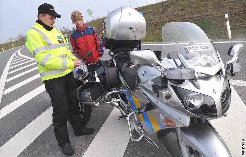 O velikononích svátcích policisté hlídkovali na dálnici na nových motocyklech.