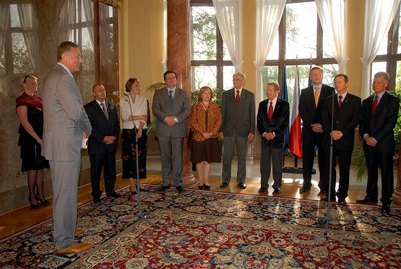 Premiér v demisi Mirek Topolánek ocenil medailí Karla Kramáe nkolik eských osobností.