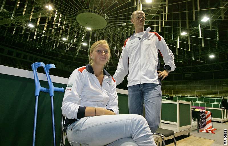 Petra Kvitová, která má výron kotníku, s trenérem Petrem Pálou
