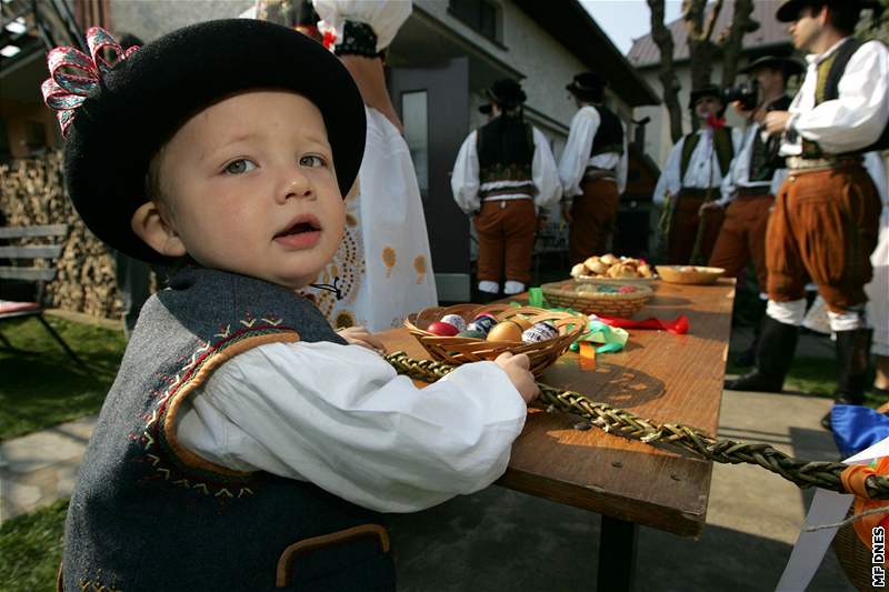 Tradiní pomlázku - mrskut - zachovávají lenové folklórního souboru Haná z Velké Bystice na Olomoucku