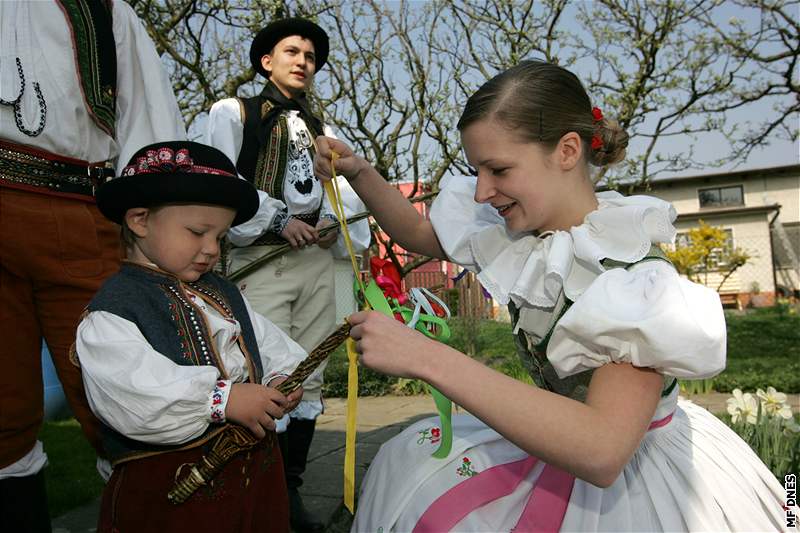 Tradiní pomlázku - mrskut - zachovávají lenové folklórního souboru Haná z Velké Bystice na Olomoucku