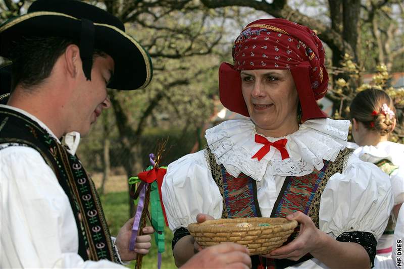 Tradiní pomlázku - mrskut - zachovávají lenové folklórního souboru Haná z Velké Bystice na Olomoucku