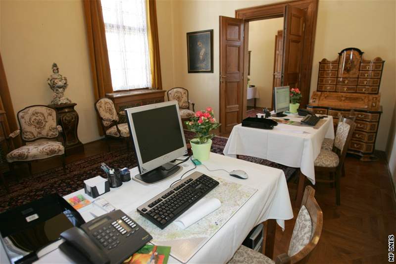 Za zdmi Hrzánského paláce se ustaví nový Fischerv kabinet, o své vlád zde jednal i premiér Topolánek v roce 2006.