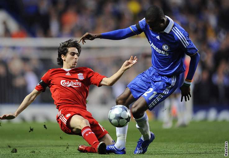 Chelsea - Liverpool: souboj domácího Salomona Kaloua (vpravo) s Yossim Benayounem z Liverpoolu.