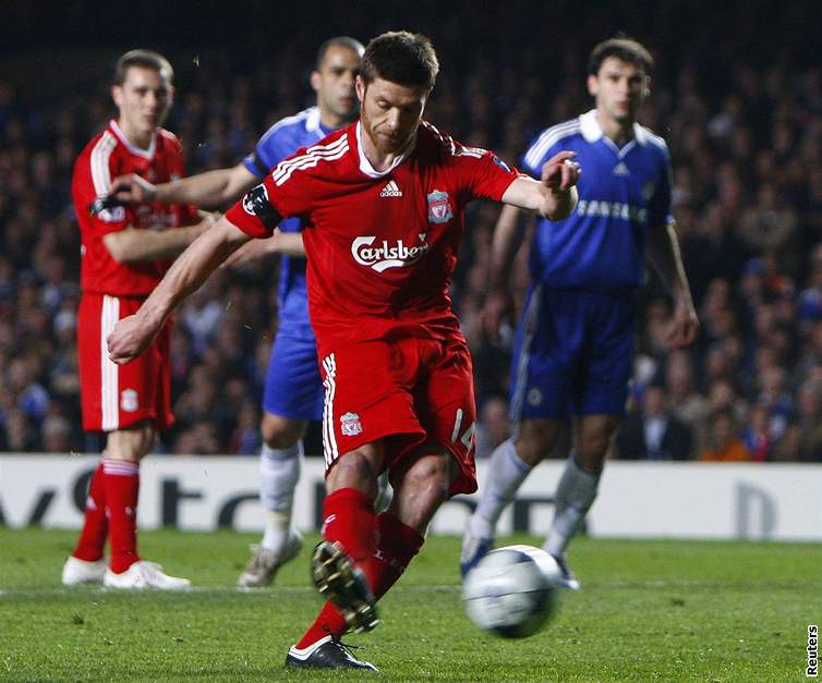 Chelsea - Liverpool: liverpoolský Xabi Alonso skóruje z penalty.