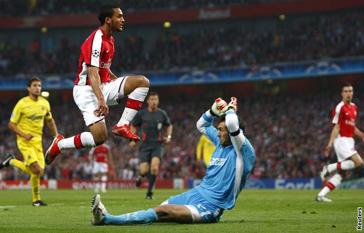 Arsenal - Villarreal: domácí Theo Walcott (vlevo) pekonává gólmana Diega Lopeze.