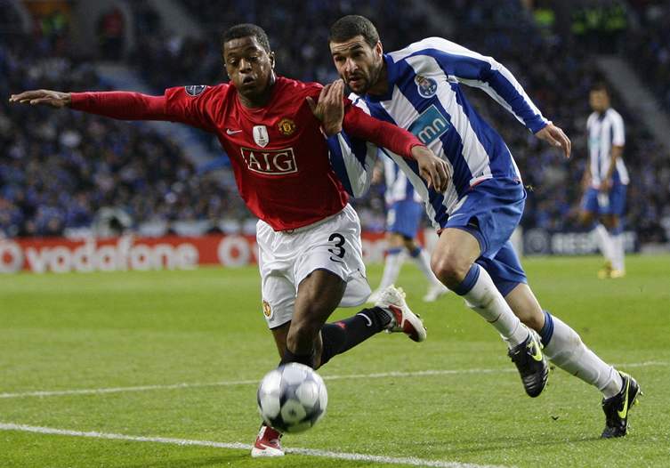 Porto - Manchester United: Patrice Evra (vlevo) z Manchesteru v souboji s Lisandrem Lopezem.