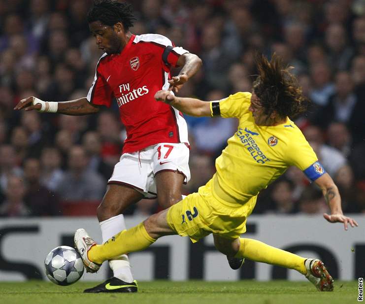 Arsenal - Villarreal: hostující  Gonzalo Rodriguez (vpravo) se snaí zastavit...