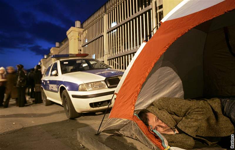 Demonstranti povsili na plot prezidentské rezidence kravaty.