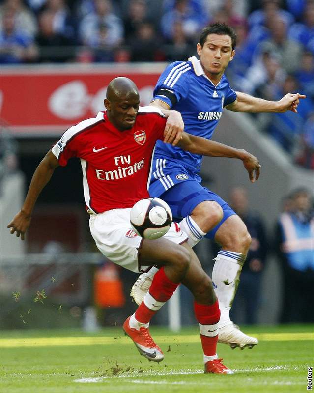 Arsenal - Chelsea: souboj Abou Diabyho z Arsenalu (vlevo) s Frankem Lampardem