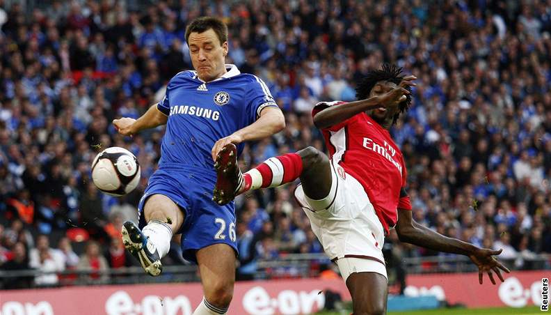 Arsenal - Chelsea: John Terry (vlevo) vs. Emmanuel Adebayor
