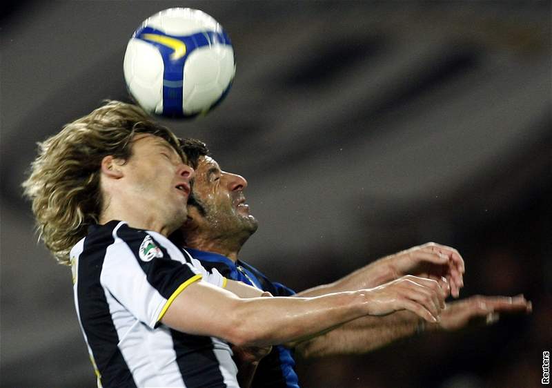 Juventus - Inter Milán: domácí Pavel Nedvd (vlevo) hlavikuje pes Luise Figa