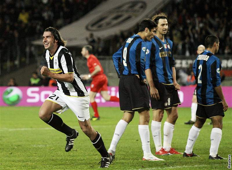 Juventus - Inter Milán: domácí Zdenk Grygera (vlevo) slaví branku, vpravo zklamaní hrái Interu Cruz a Ibrahuimovic