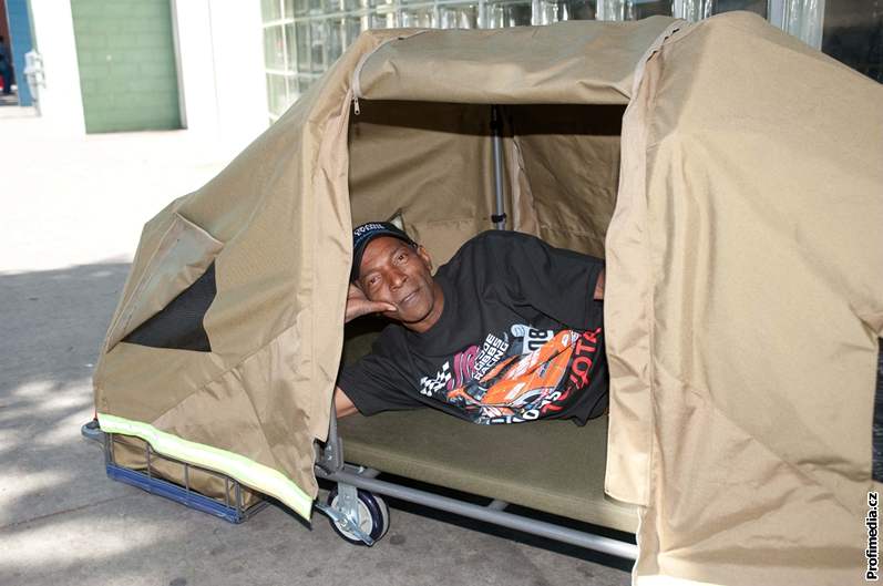 Hollywoodský producent Peter Samuelson vymyslel pro bezdomovce pojízdný stan.